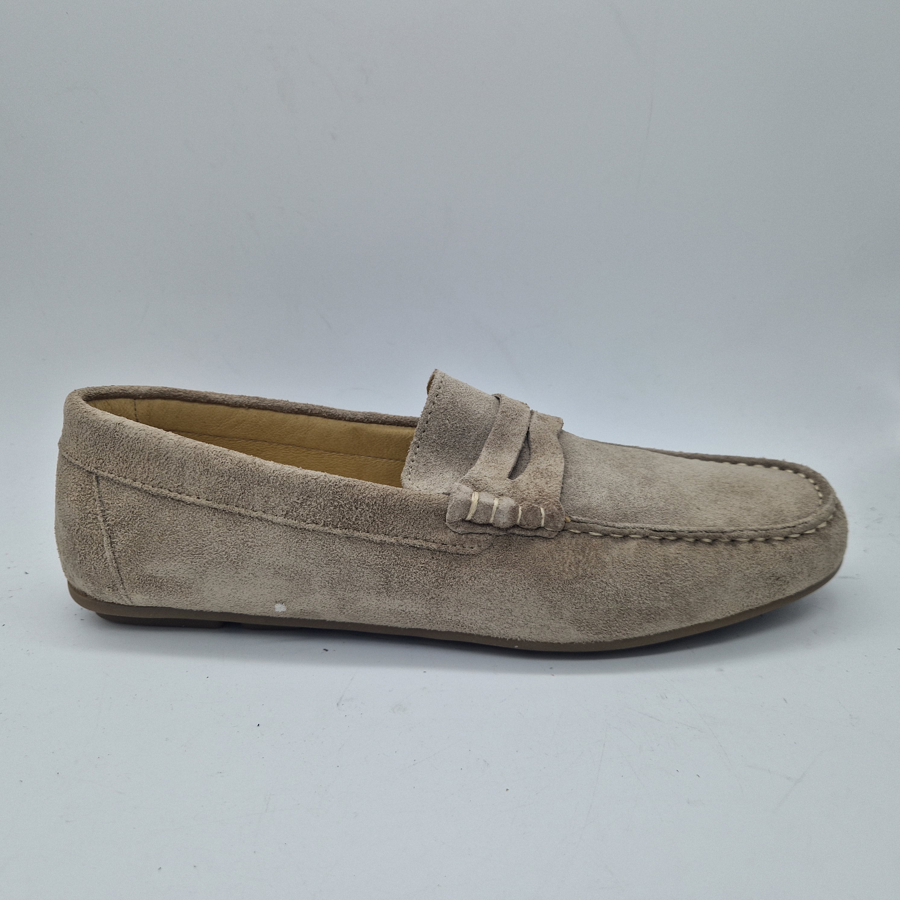 Mocasines Peachfor Kiowa en serraje taupe, con diseño elegante y cómodo, vista en primer plano en color beige.