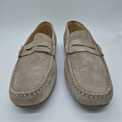 Mocasines Peachdfor Kiowa en serraje taupe, con diseño elegante y cómodo, visibles en la imagen.
