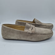 Mocasines Peachefor Kiowa en serraje taupe, con diseño clásico y comodidad, visibles en la imagen.
