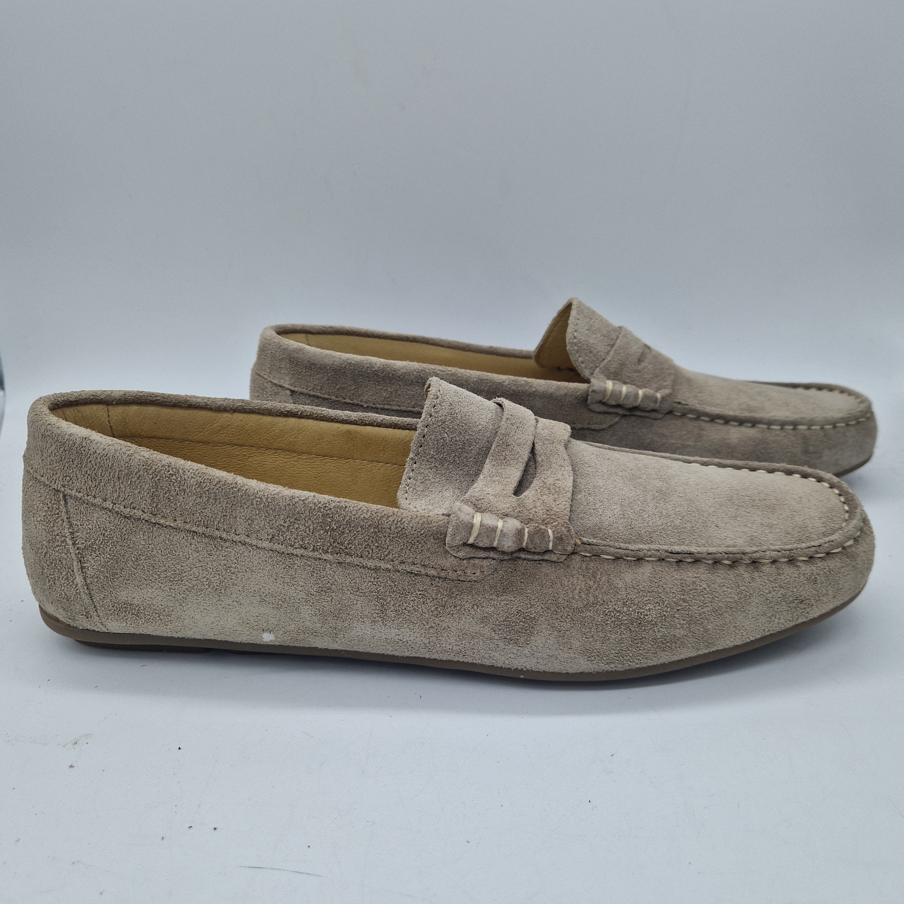 Mocasines Peachefor Kiowa en serraje taupe, con diseño clásico y comodidad, visibles en la imagen.