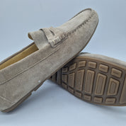 Mocasines Peachfor en serraje taupe, modelo Kiowa, con diseño elegante y cómodo, visible en la imagen.