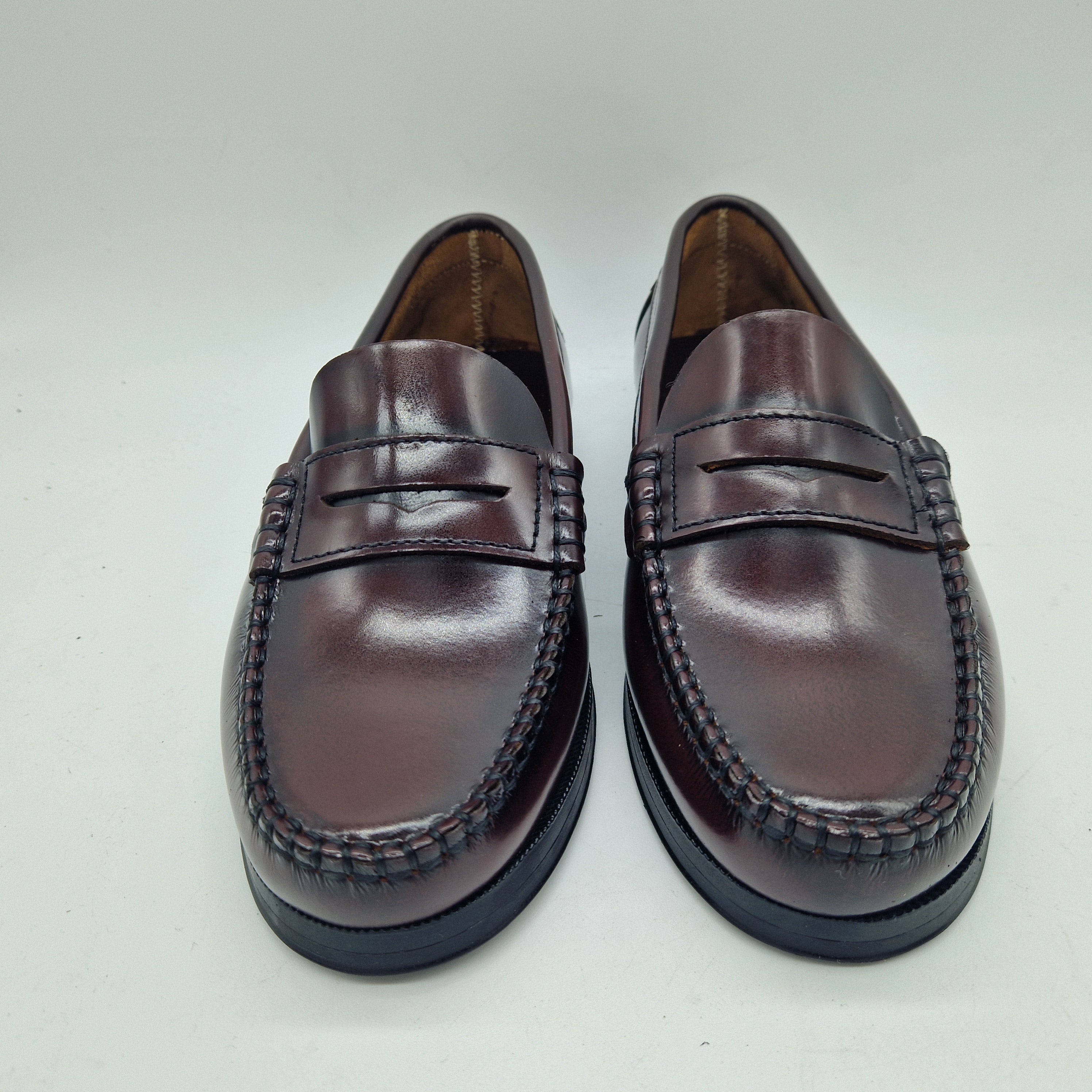 Mocasines Castellano con antifaz en piel burdeos de Calzados Cremades, diseño elegante y acabado de alta calidad.