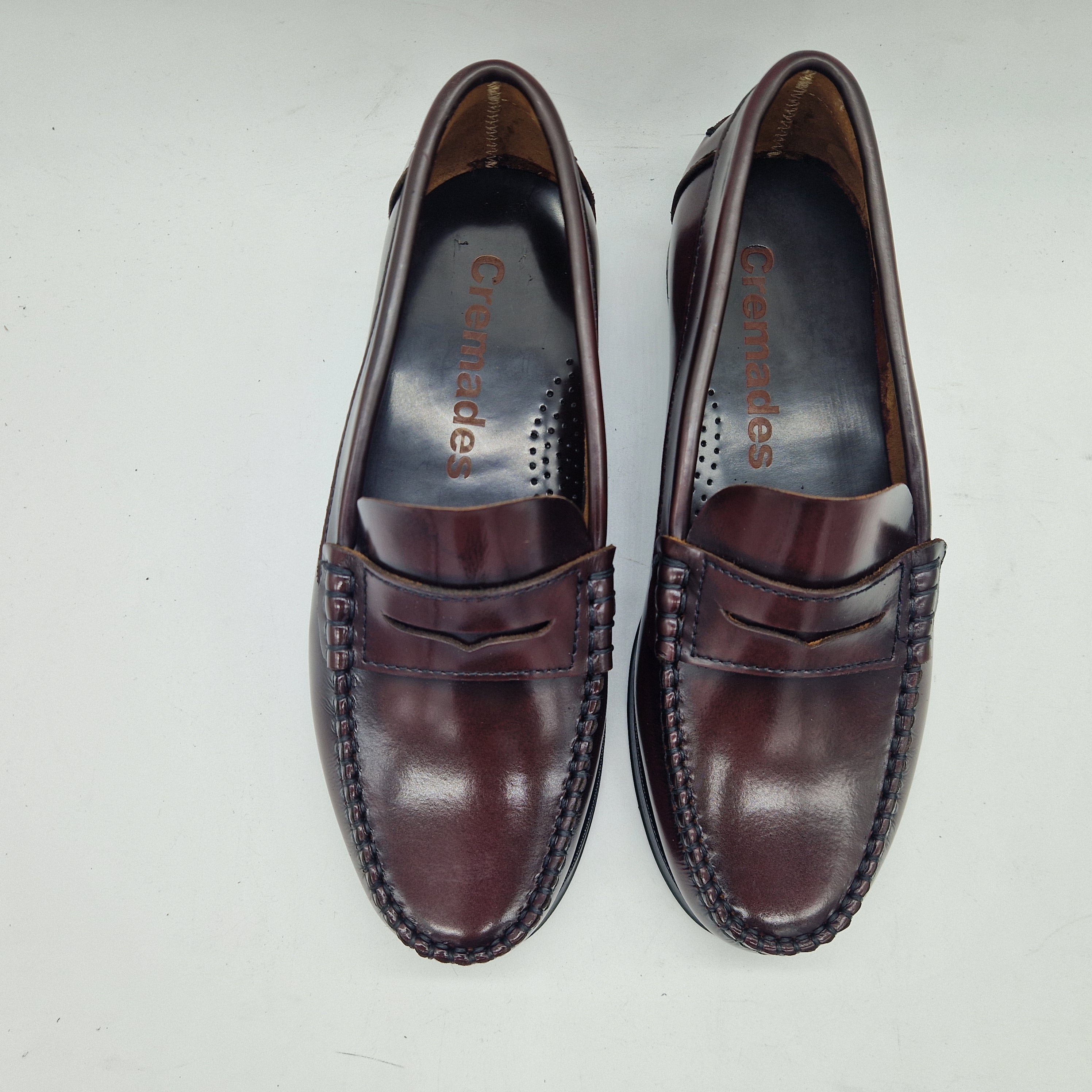 Mocasines Castellano con antifaz en piel burdeos de Calzados Cremades, calzado elegante y cómodo para mujer.