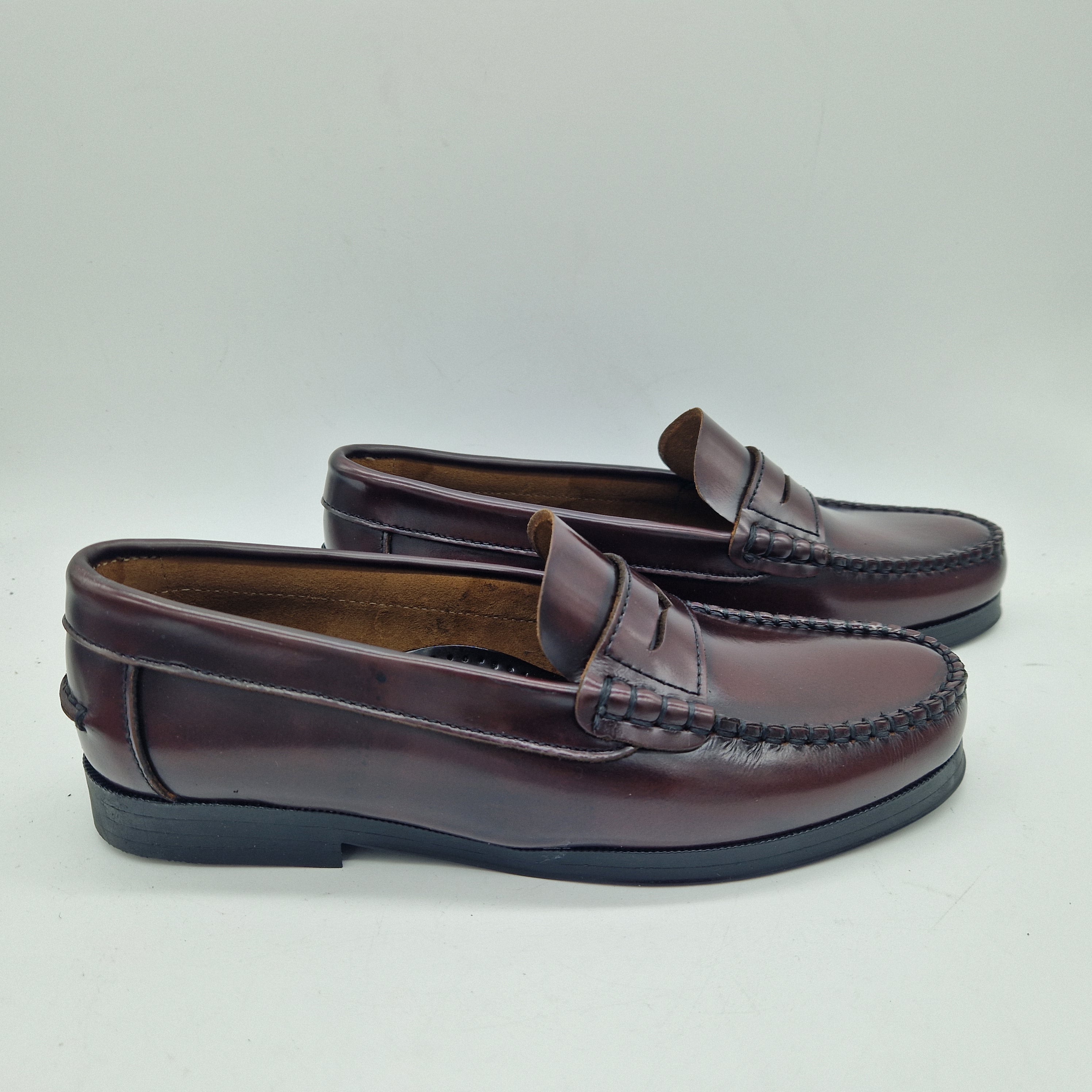 Mocasines Castellano en piel burdeos con antifaz, calzados elegantes de la marca Calzados Cremades.