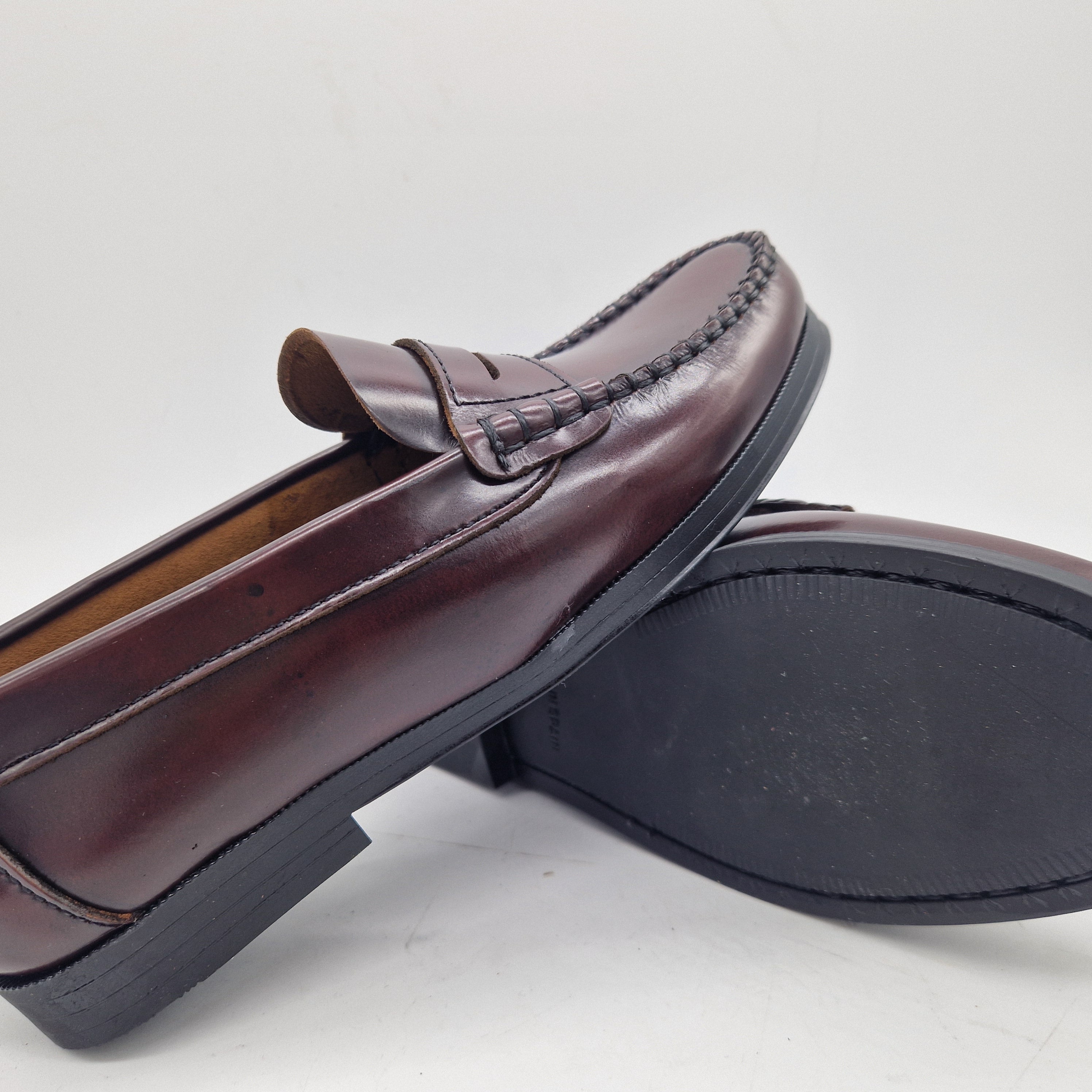 Mocasines Castellano en piel burdeos con antifaz, calzado elegante de Calzados Cremades, detalles en cuero y estilo clásico.