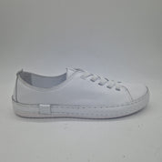 Deportivos en piel blanca de Calzados Cremades, calzado deportivo con diseño cómodo y elegante, en color blanco.