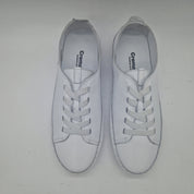 Zapatos deportivos en piel blanca de Calzados Cremades, vista lateral del calzado deportivo para hombre o mujer
