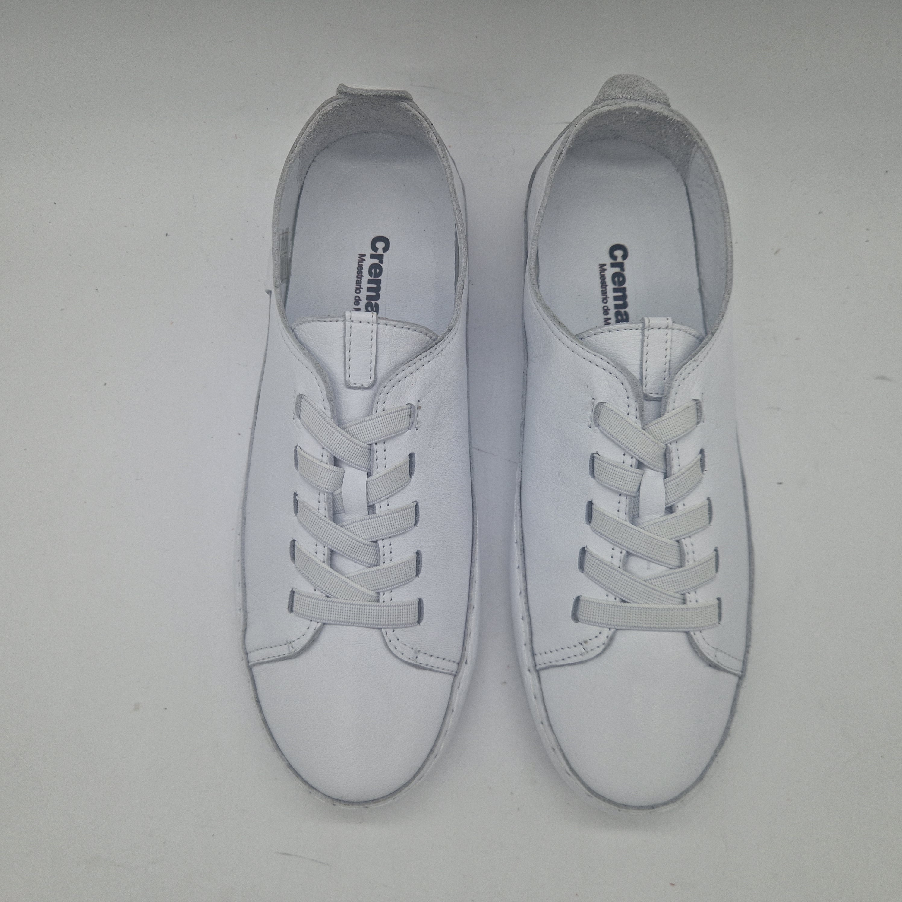 Zapatos deportivos en piel blanca de Calzados Cremades, vista lateral del calzado deportivo para hombre o mujer