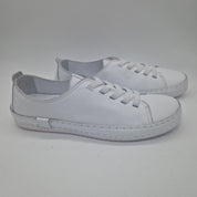 Deportivos en piel blancos de Calzados Cremades, calzado deportivo con diseño cómodo y elegante para uso diario.