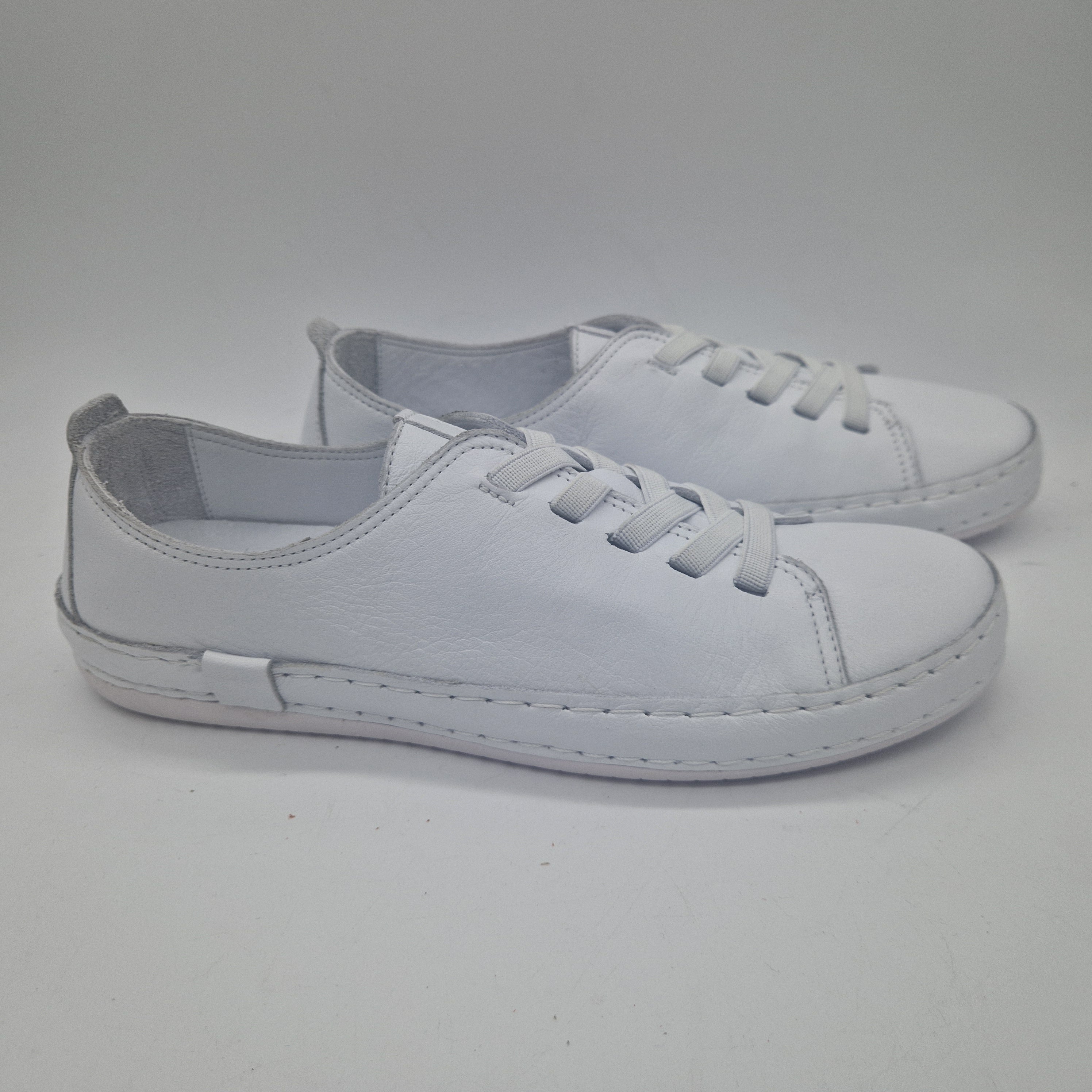 Deportivos en piel blancos de Calzados Cremades, calzado deportivo con diseño cómodo y elegante para uso diario.