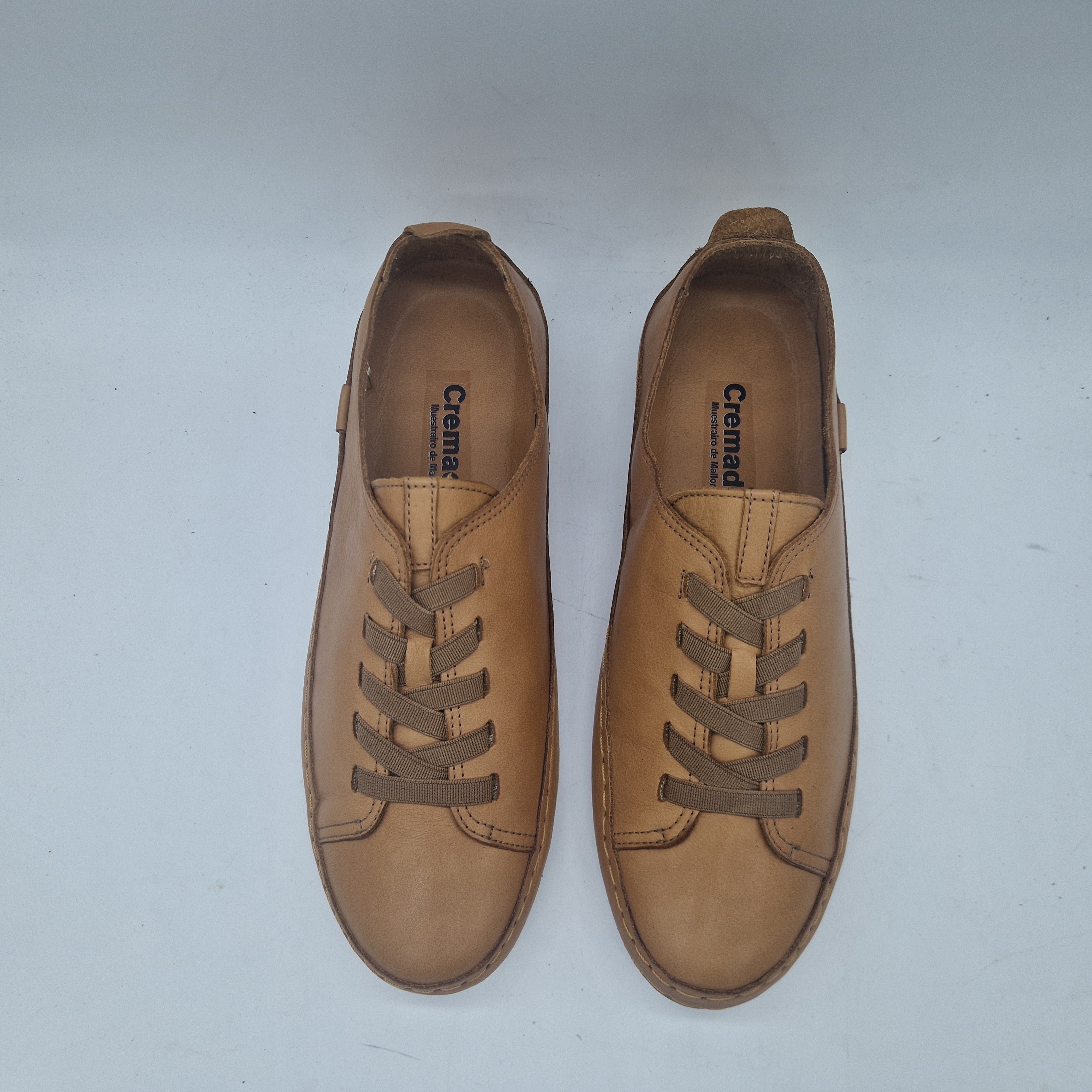 Deportivos de piel color cuero de Calzados Cremades, calzado deportivo hombre con diseño elegante y cómodo.