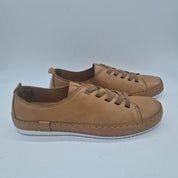 Deportivos de piel color cuero de Calzados Cremades, calzado deportivo para hombre, vista lateral en color marrón claro