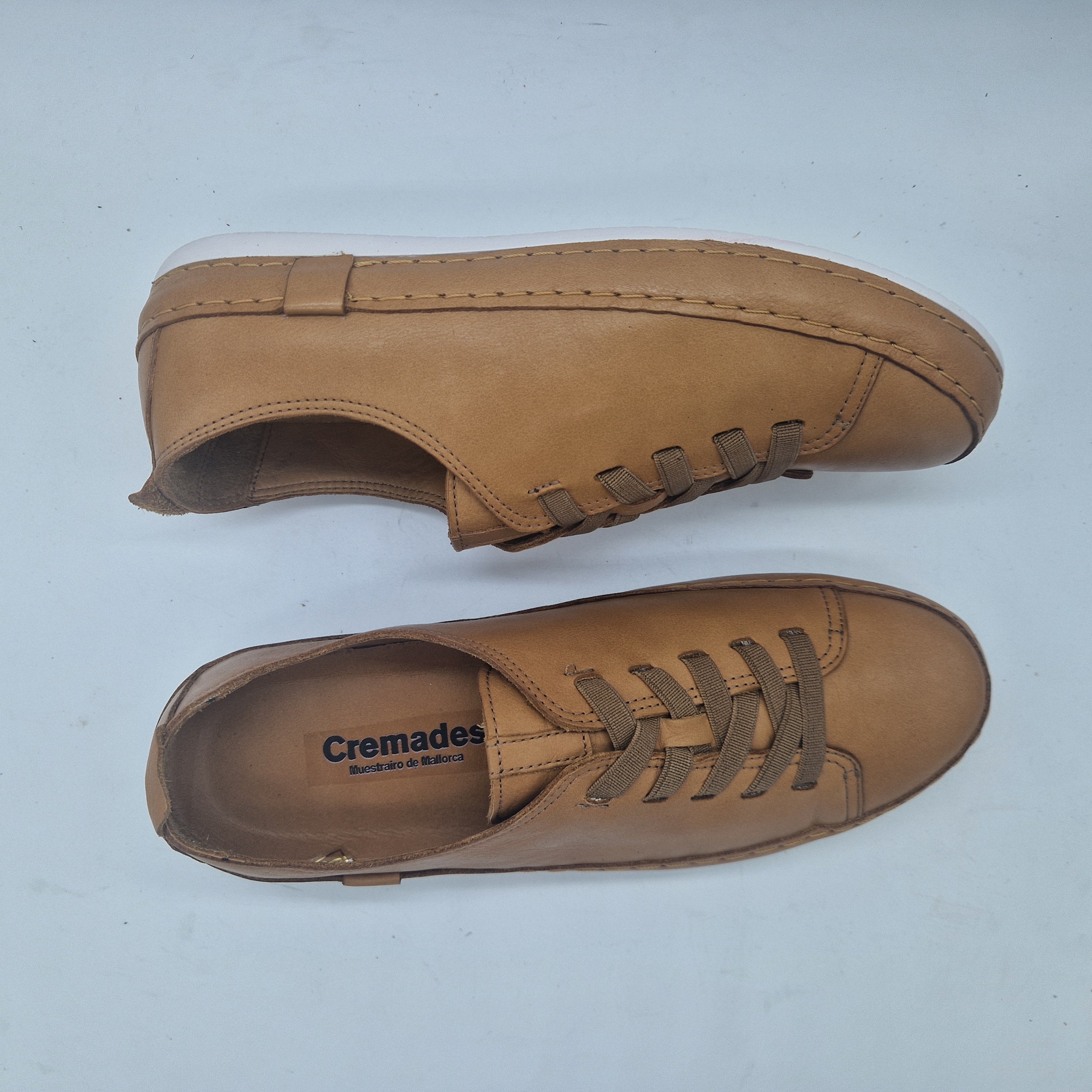 Deportivos de piel color cuero de Calzados Cremades, calzado deportivo con diseño moderno y cómodo.