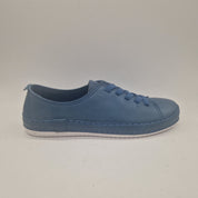 Zapatos deportivos en piel azul marino de Calzados Cremades, calzado cómodo y elegante para uso diario.