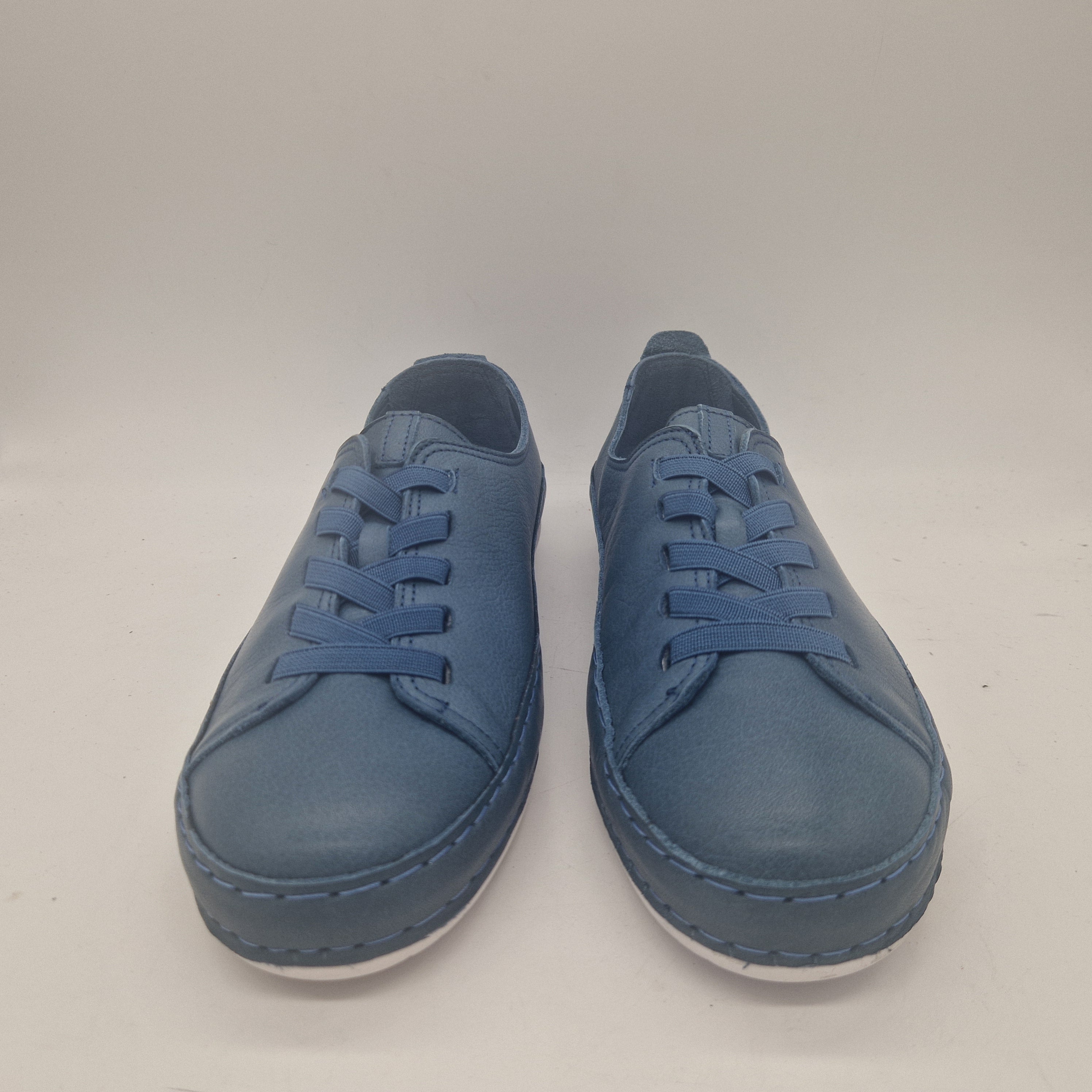 Deportivos en piel azul marino de Calzados Cremades, calzado deportivo para hombre con diseño elegante y cómodo.