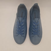 Zapatos deportivos en piel azul marino de Calzados Cremades, con suela blanca y diseño cómodo para uso diario.