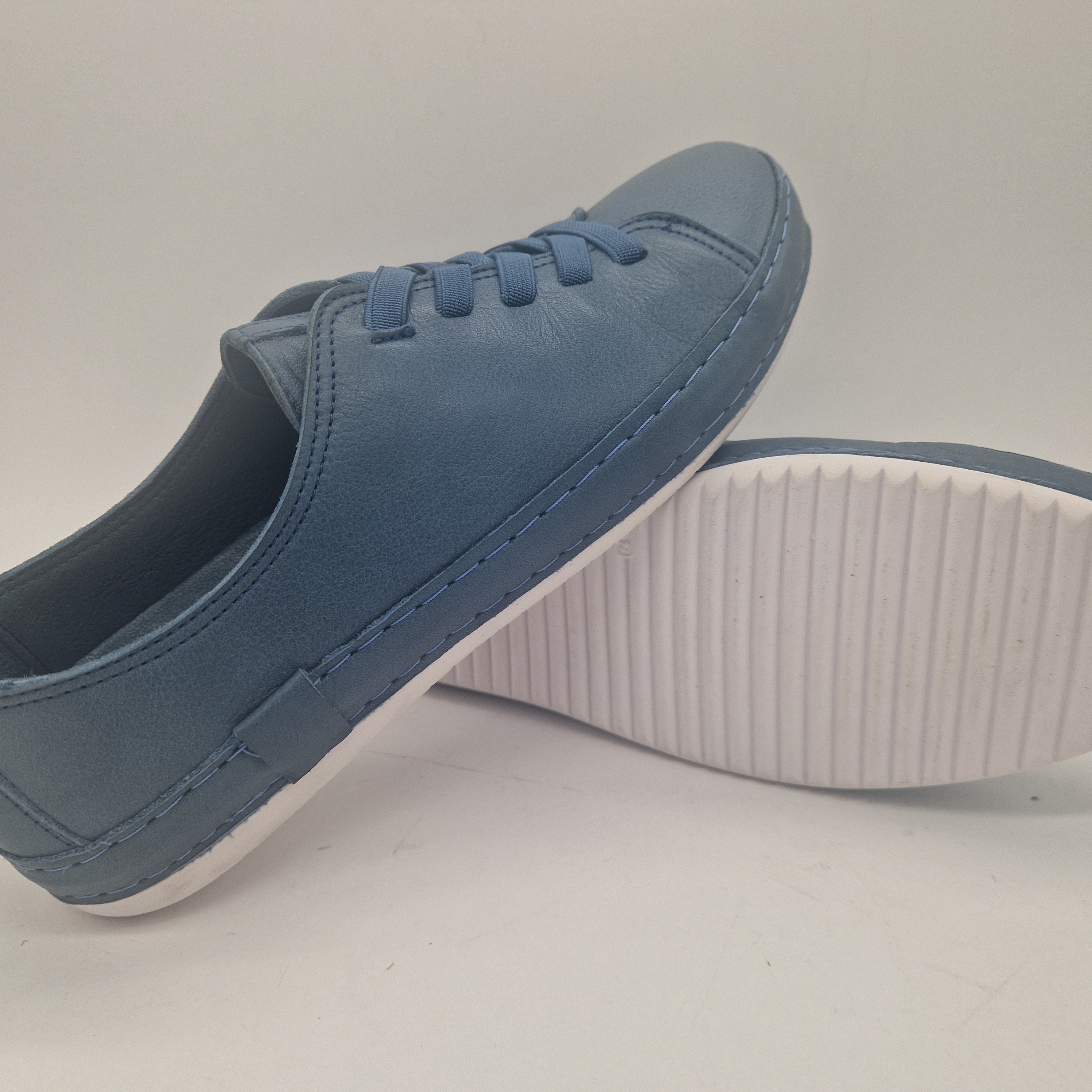 Deportivos en piel azul marino de Calzados Cremades, calzado deportivo con diseño cómodo y elegante para hombre.