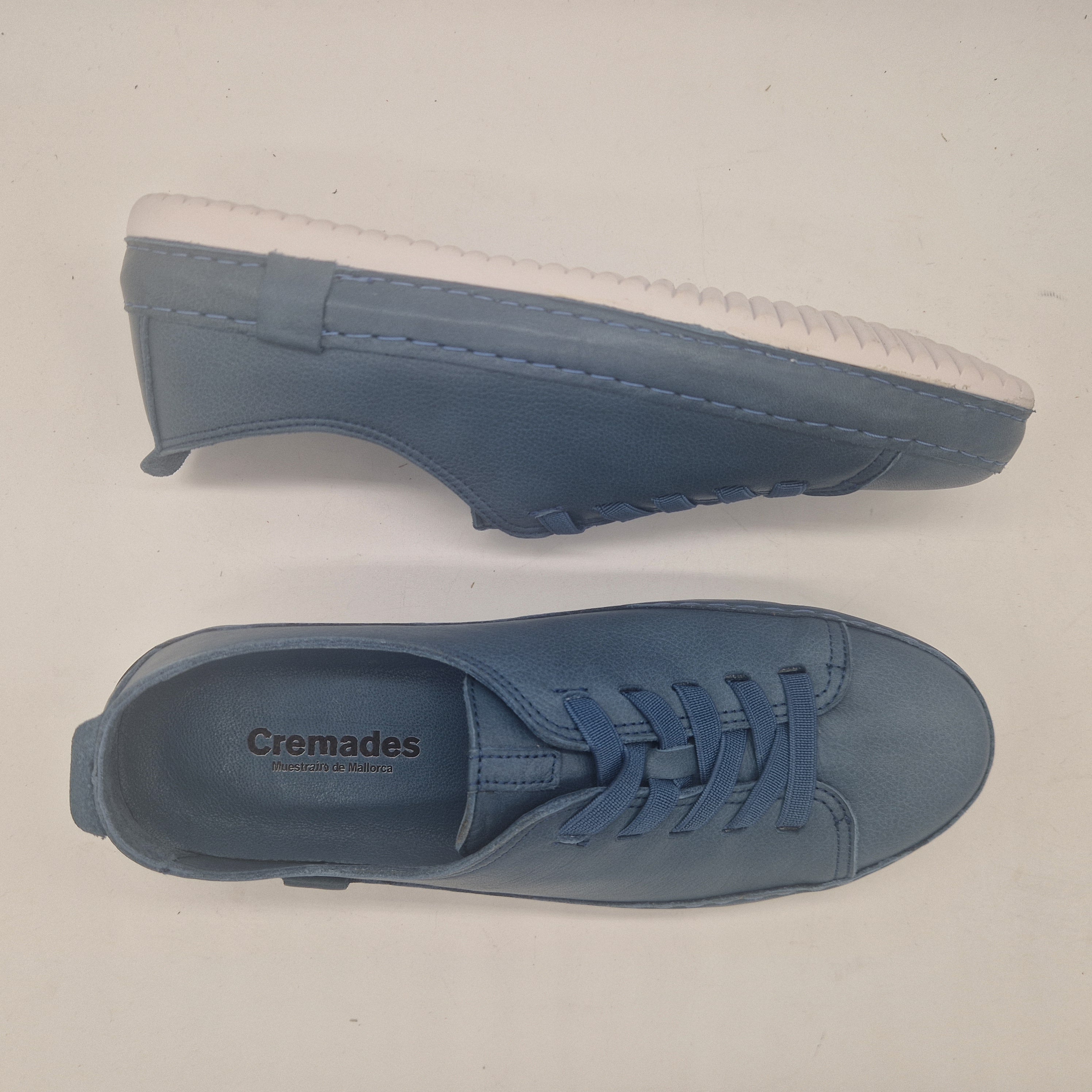 Deportivos en piel azul marino de Calzados Cremades, calzado deportivo con diseño cómodo y elegante para hombres.