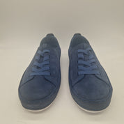 Deportivos en nobuck azul marca Calzados Cremades, vista lateral con suela blanca y detalles en tonos oscuros.