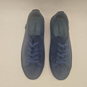 Deportivos en nobuck azul de Calzados Cremades, calzado deportivo con diseño elegante y cómodo para uso diario.