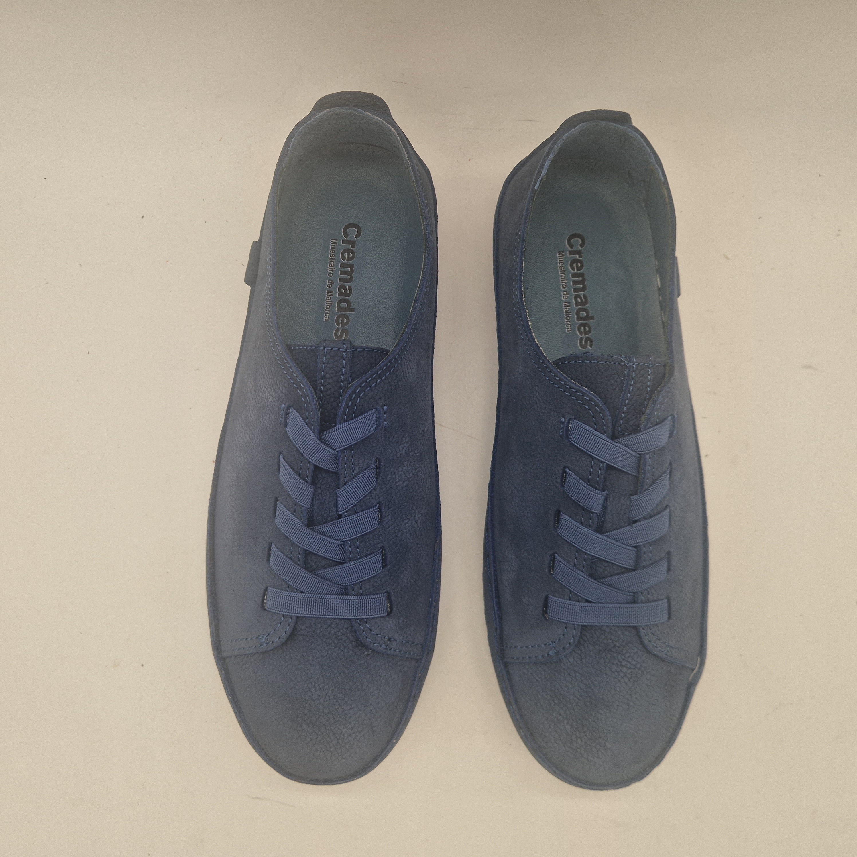 Deportivos en nobuck azul de Calzados Cremades, calzado deportivo con diseño elegante y cómodo para uso diario.
