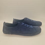 Deportivos en nobuck azul de Calzados Cremades, calzado deportivo con suela blanca y diseño elegante en color azul marino.