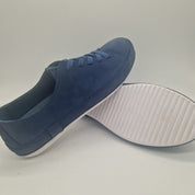 Deportivos deportivos en nobuck azul de Calzados Cremades, con suela blanca y diseño cómodo para uso diario.