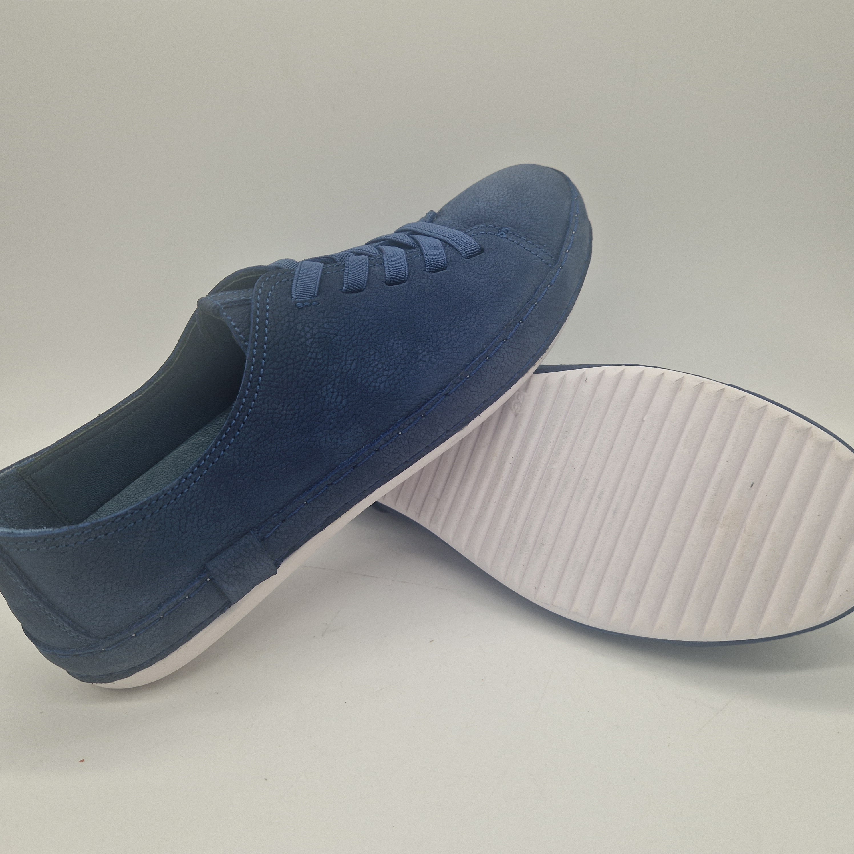 Deportivos deportivos en nobuck azul de Calzados Cremades, con suela blanca y diseño cómodo para uso diario.