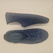 Deportivos en nobuck azul de Calzados Cremades, calzado deportivo con suela blanca y diseño elegante.