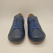Zapatos deportivos en piel azul marino de Calzados Cremades, vista lateral del calzado para hombre.