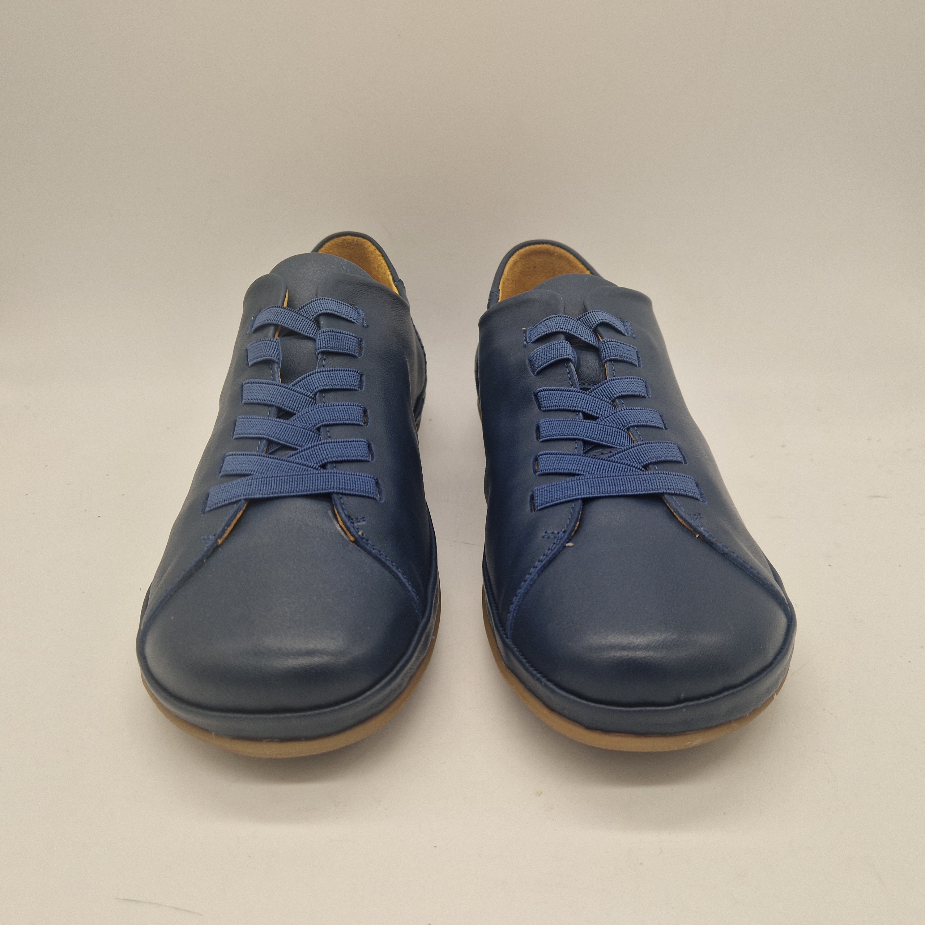 Zapatos deportivos en piel azul marino de Calzados Cremades, vista lateral del calzado para hombre.