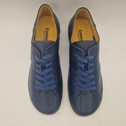 Deportivos en piel azul marino de Calzados Cremades, calzado deportivo con diseño cómodo y elegante, vista lateral del producto