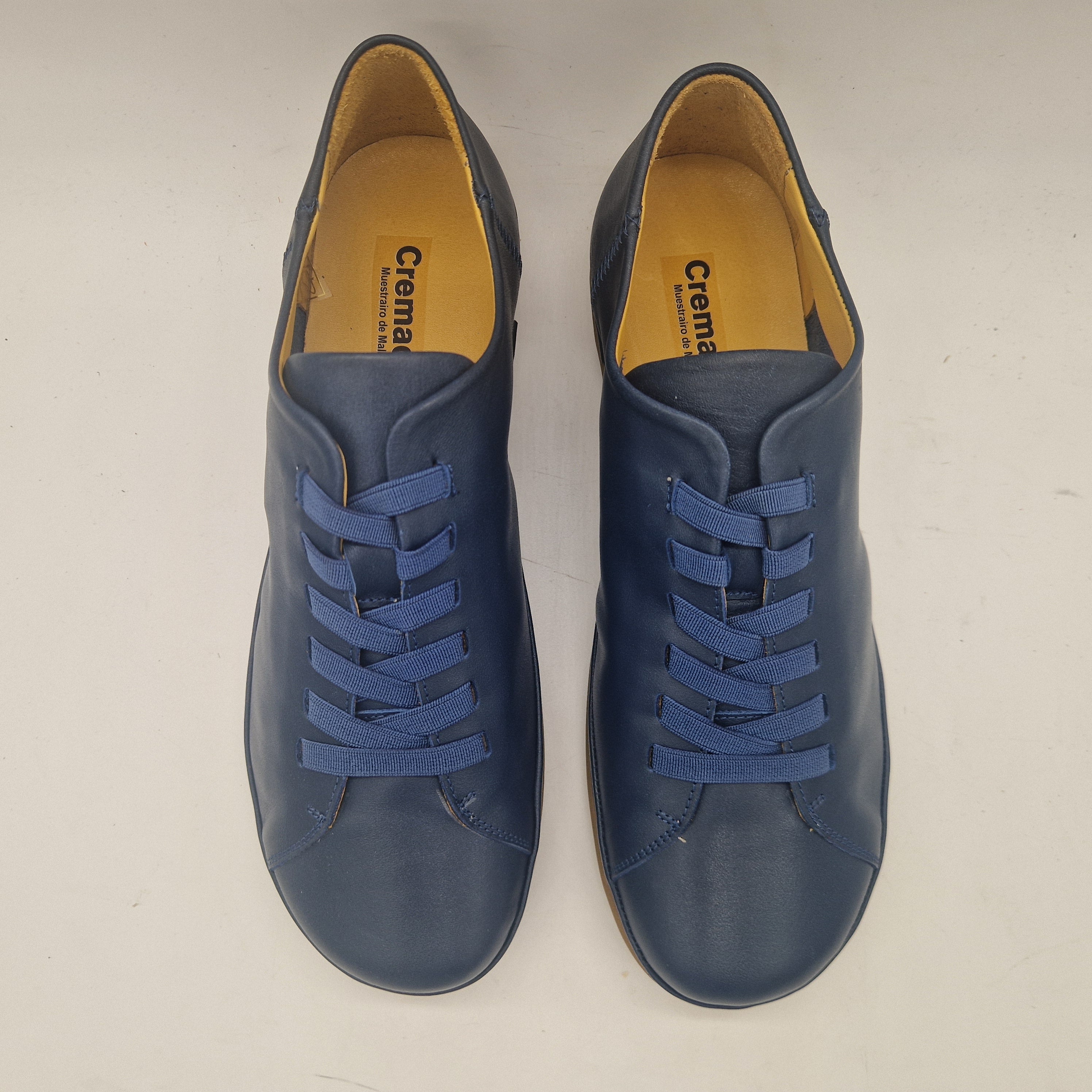 Deportivos en piel azul marino de Calzados Cremades, calzado deportivo con diseño cómodo y elegante, vista lateral del producto
