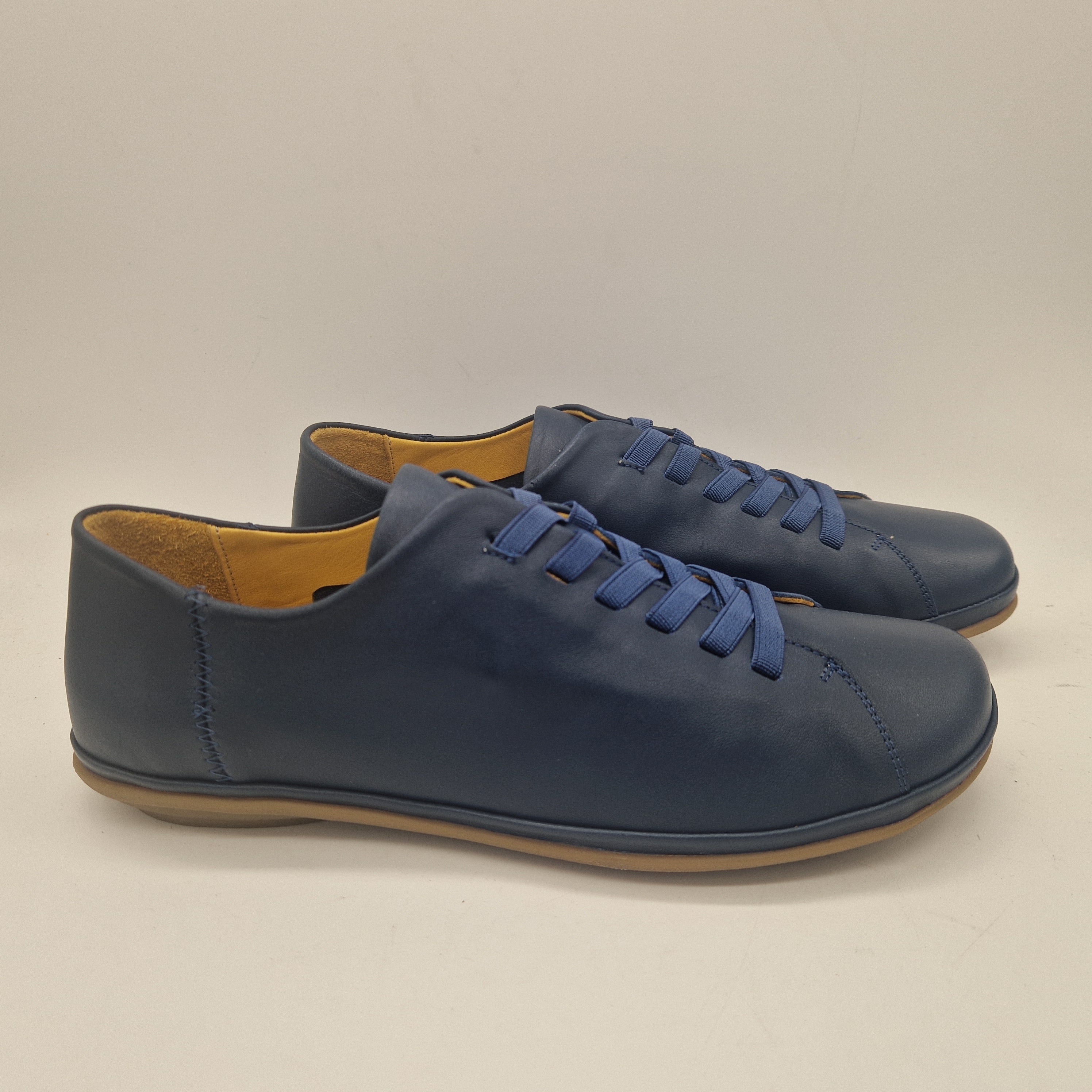 Deportivos en piel azul marino de Calzados Cremades, calzado deportivo con diseño cómodo y elegante para uso diario.