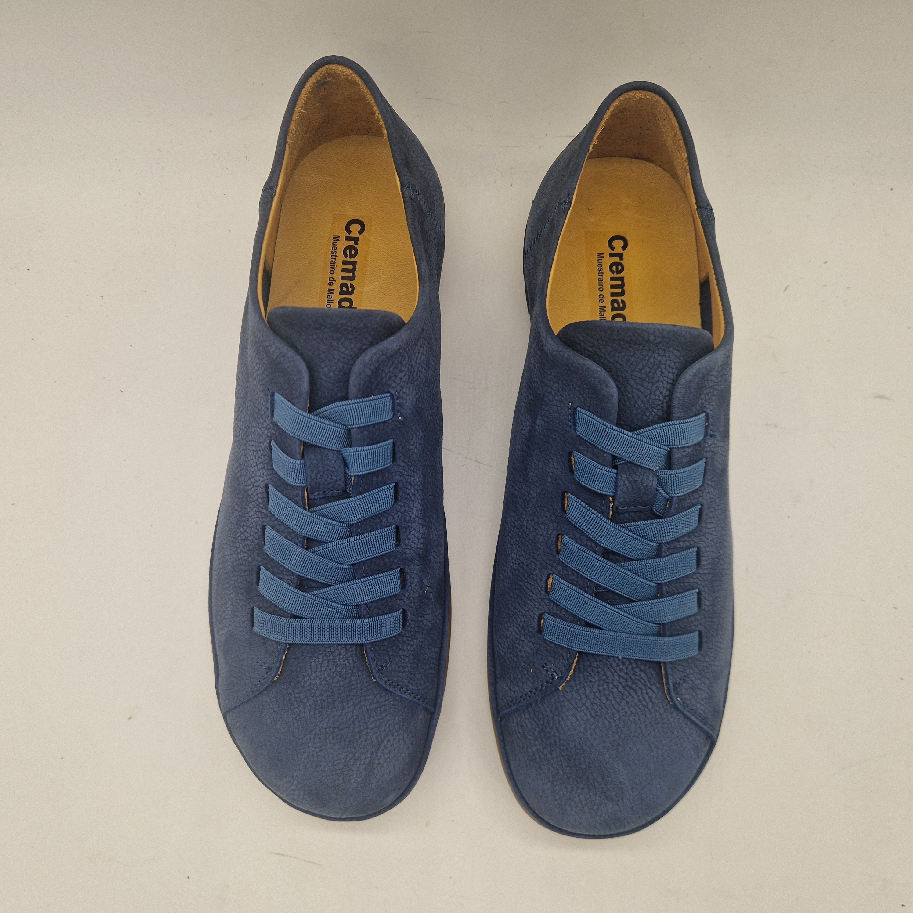 Deportivos en nobuck azul de Calzados Cremades, calzado deportivo con suela blanca y diseño cómodo para uso diario.