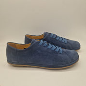 Zapatos deportivos en nobuck azul de Calzados Cremades, con diseño cómodo y estilo moderno para uso diario.
