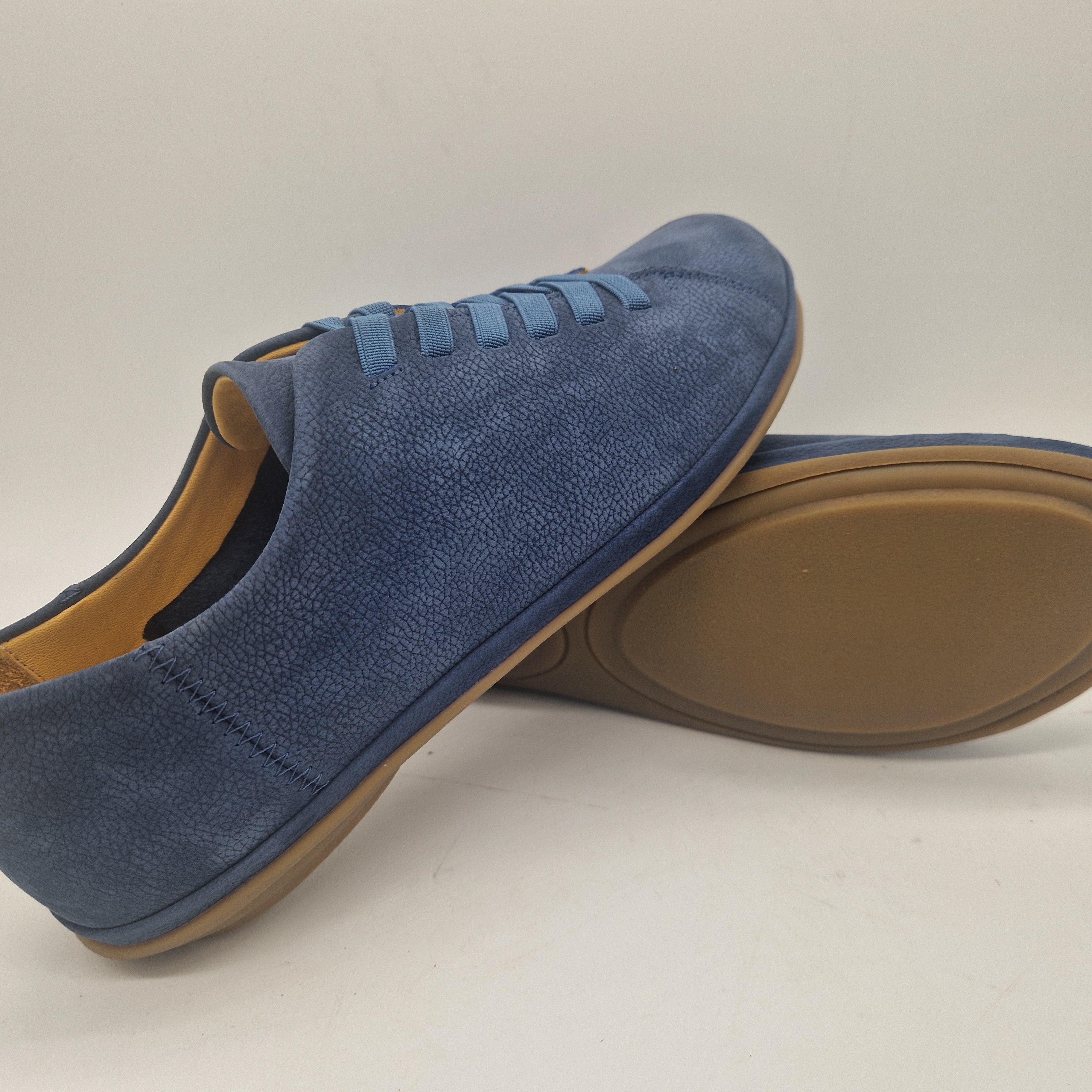 Zapatos deportivos en nobuck azul de Calzados Cremades, con diseño cómodo y estilo moderno para uso diario.