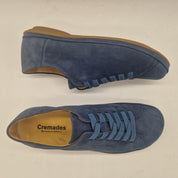 Deportivos en nobuck azul de Calzados Cremades, calzado deportivo con diseño elegante y cómodo para uso diario.