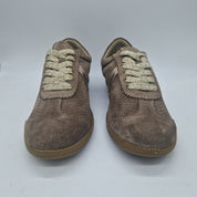 Deportivos en ante taupe de Calzados Cremades, calzado deportivo con diseño moderno y cómodo para uso diario.