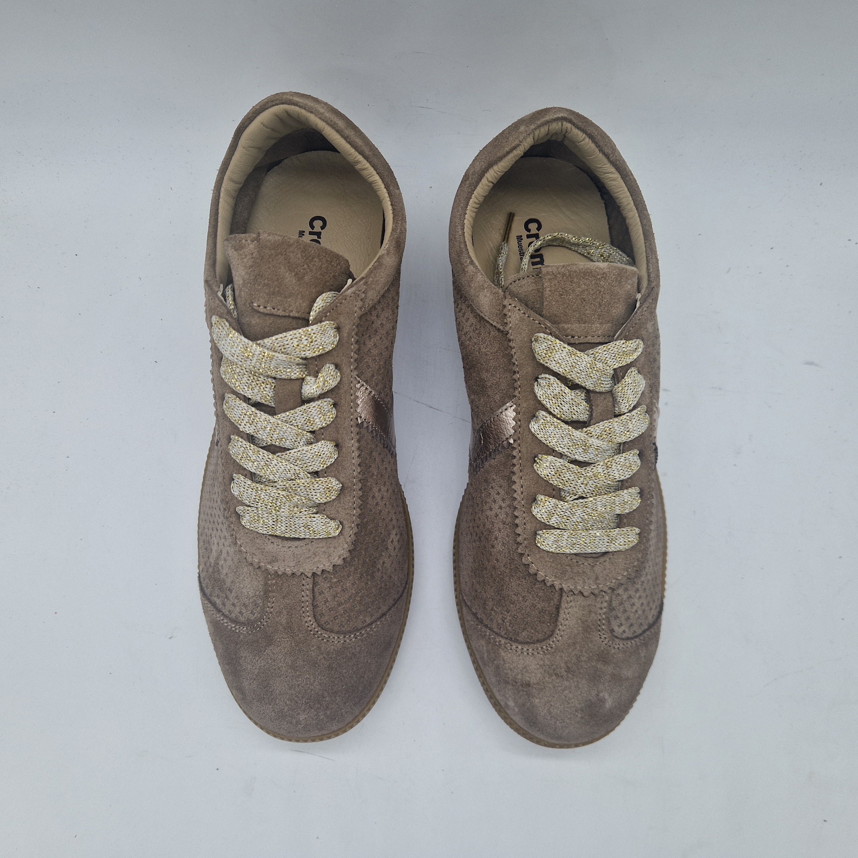 Deportivos en serraje taupe de Calzados Cremades con diseño cómodo y casual, mostrando la parte superior en color taupe.