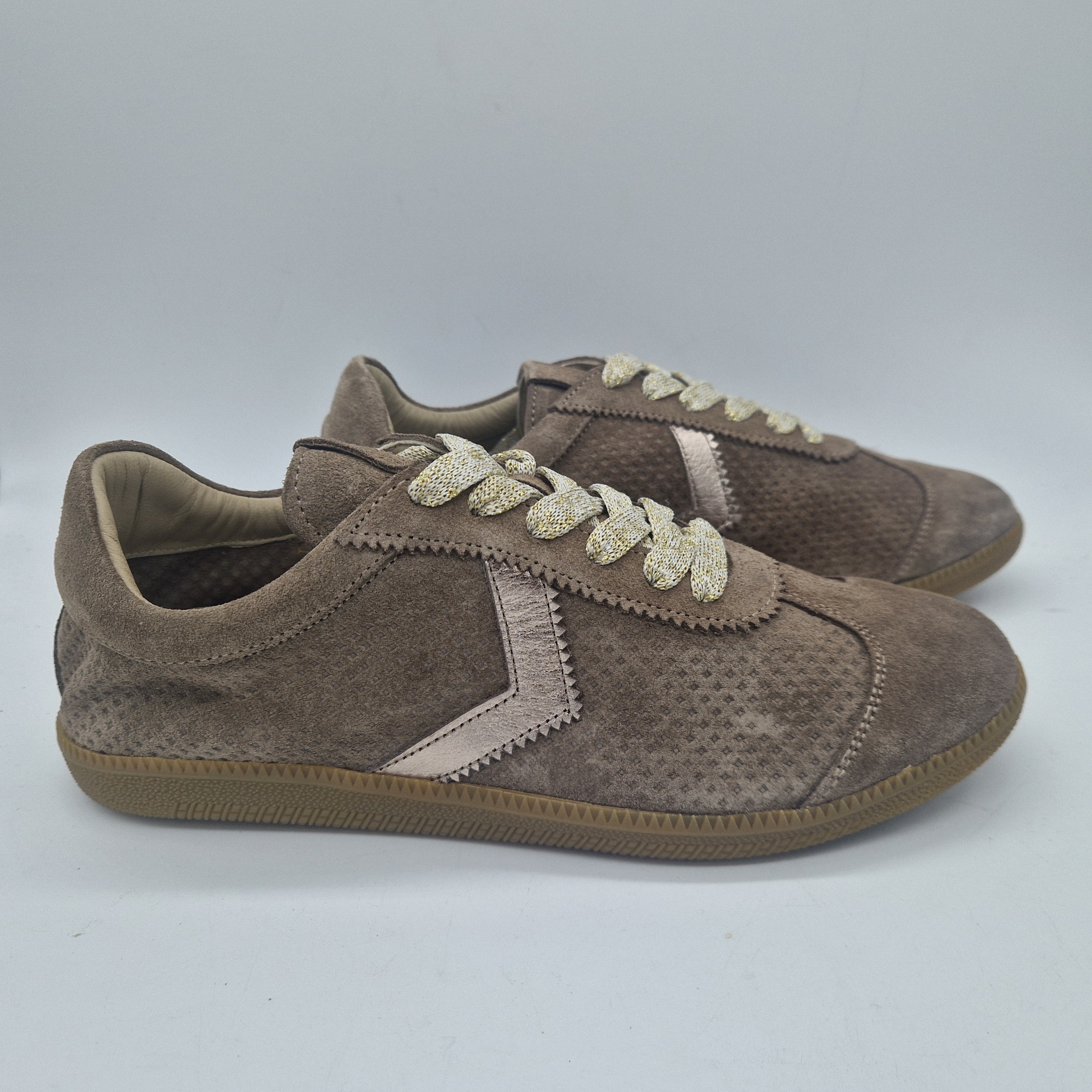 Deportivos en serraje color taupe de Calzados Cremades, calzado deportivo con diseño cómodo y moderno.