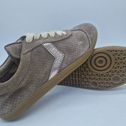 Deportivos en serraje taupe de Calzados Cremades, calzado deportivo con diseño cómodo y estilo casual.