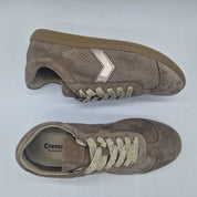 Deportivos en serraje taupe de Calzados Cremades, calzado deportivo con suela blanca y diseño cómodo para uso diario.