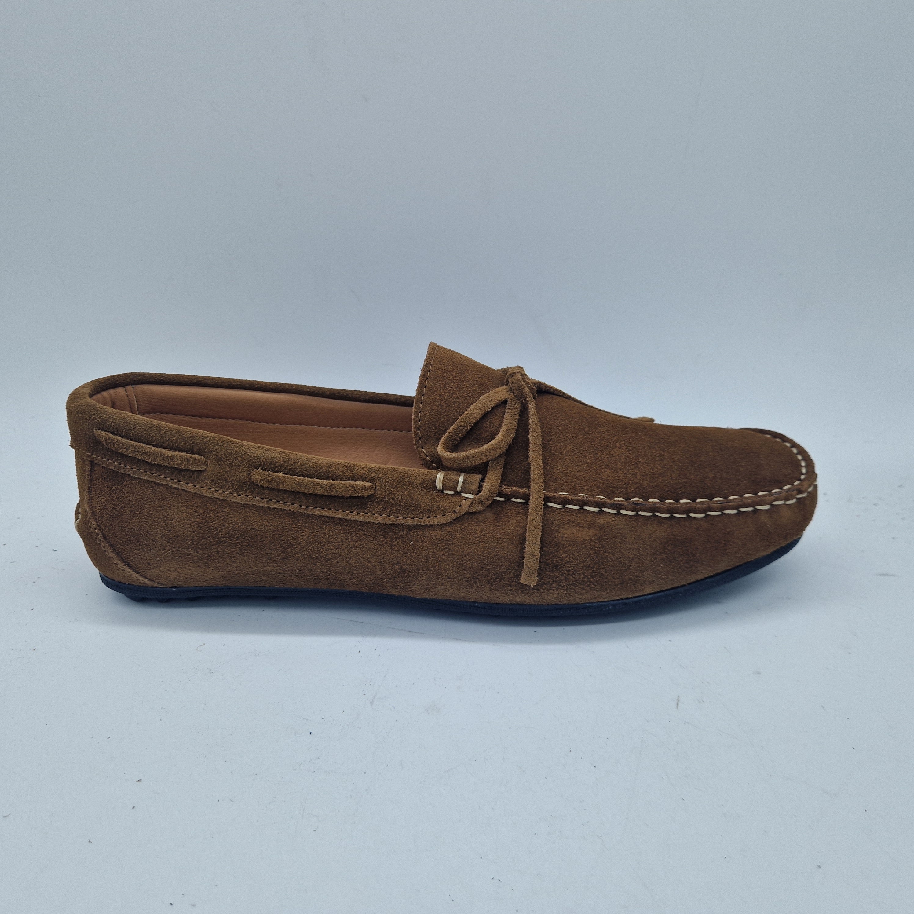 Mocasines de cuero en serraje Calzados Cremades, estilo clásico y cómodo para uso diario en color natural.