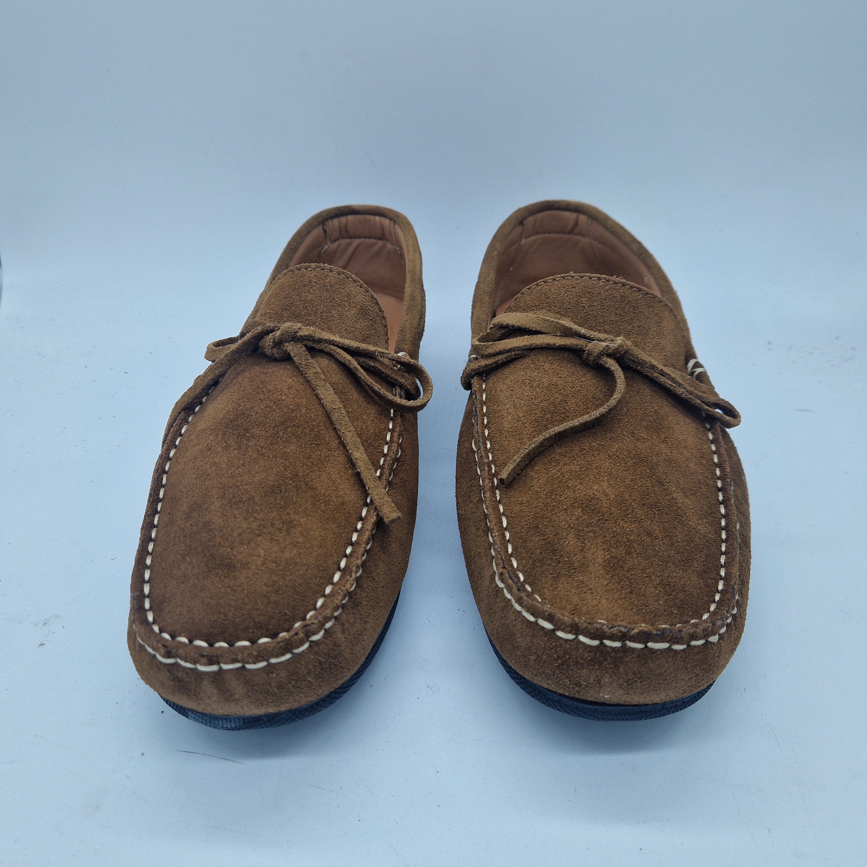 Mocasines de cuero en serraje de la marca Calzados Cremades, estilo elegante y cómodo para uso diario.