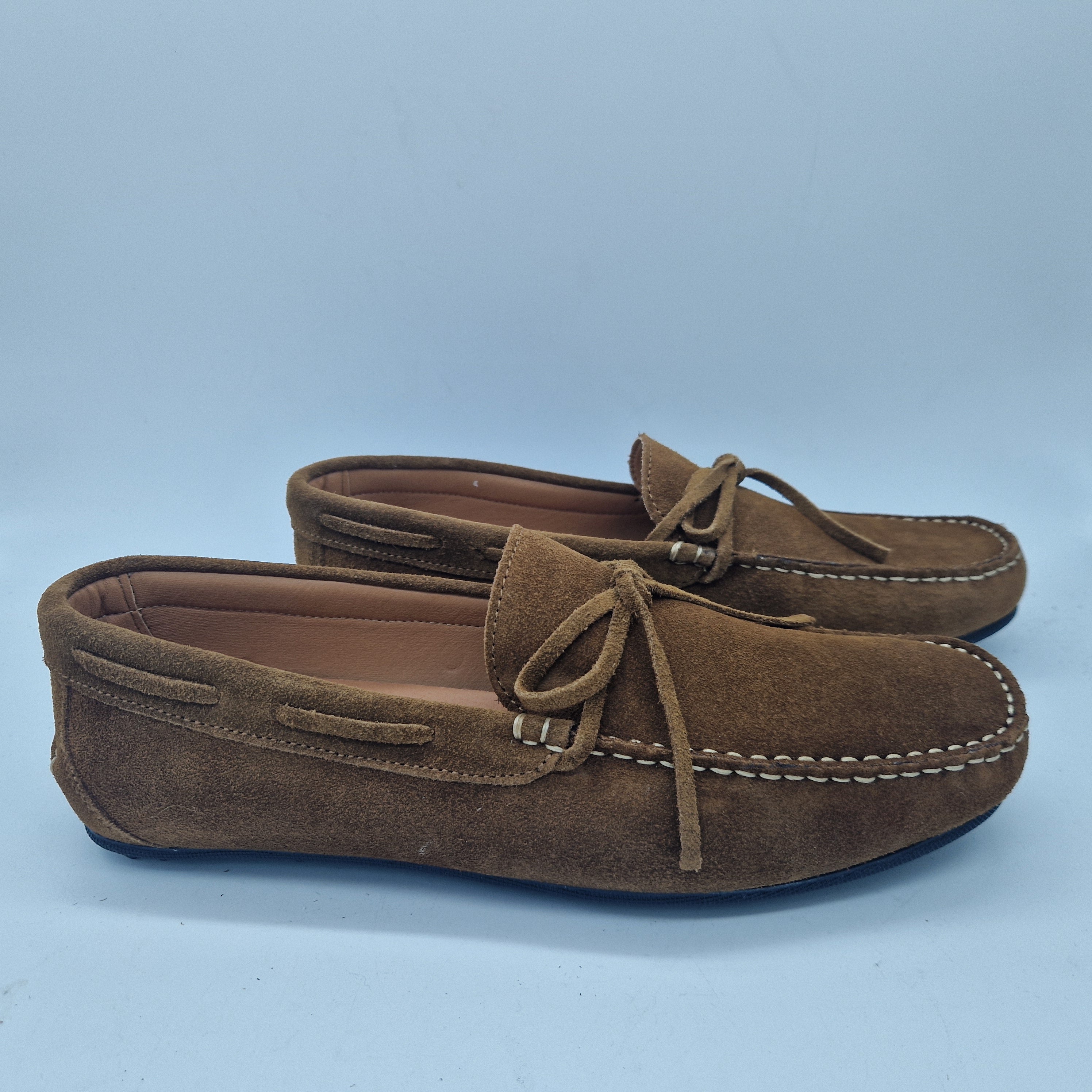 Mocasines Kiowa en serraje de cuero, calzado de Calzados Cremades, con diseño clásico y suela resistente.