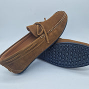 Mocasines de cuero en serraje color marrón de Calzados Cremades, modelo 72835, con diseño clásico y cómodo para hombre.