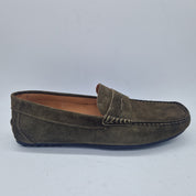 Mocasines Kiowa en serraje kaki de Calzados Cremades, con diseño elegante y suela de calidad.