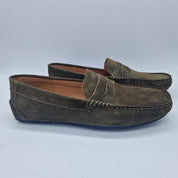 Mocasines Kiowa en serraje kaki de Calzados Cremades, con diseño clásico y suela resistente, en color kaki.