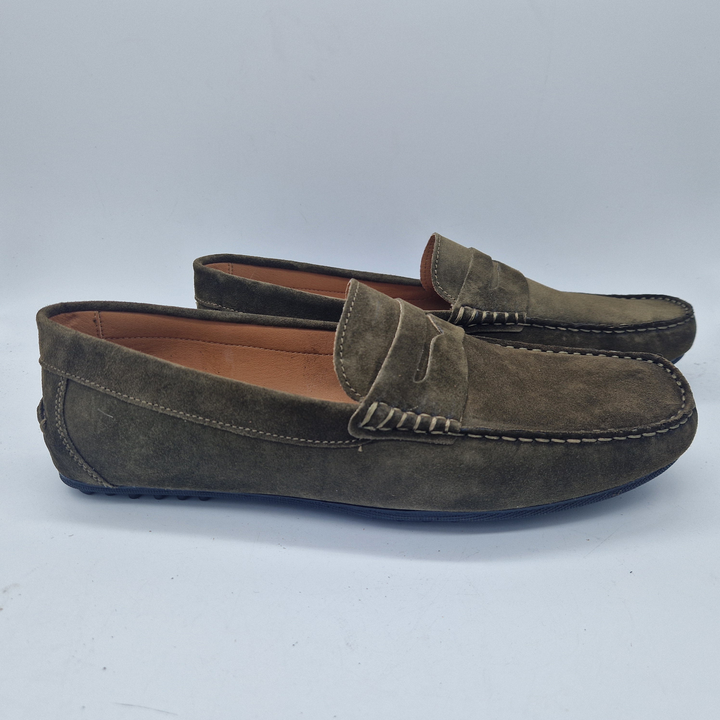 Mocasines Kiowa en serraje kaki de Calzados Cremades, con diseño clásico y suela resistente, en color kaki.
